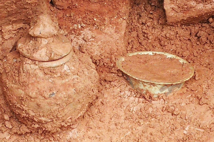 德陽(yáng)一工地發(fā)現(xiàn)明代石室墓 出土明代青花碗兩件