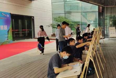 重慶市茄子溪中學美術生到大渡口美術館寫生