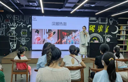 武侯區(qū)文化館開展“衣冠華夏”漢服講座