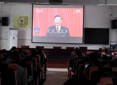 德江縣民族中學(xué)組織集中收看中國共產(chǎn)黨第二十次全國代表大會開幕會