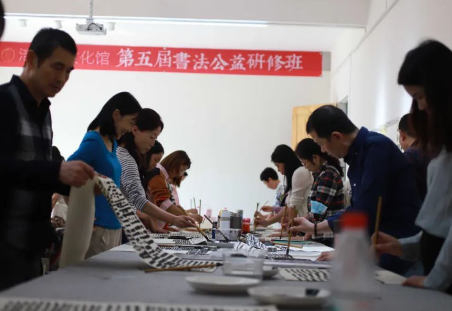 涪城區(qū)文化館第五屆書法公益研修班開班
