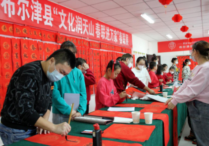 布爾津縣“文化潤天山·春聯(lián)進(jìn)萬家”濃濃墨香暖人心