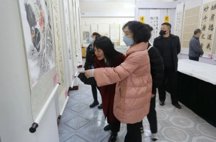 鎮(zhèn)安縣財(cái)政局組織參觀“翰墨書清廉·丹青繪栗鄉(xiāng)”書畫展