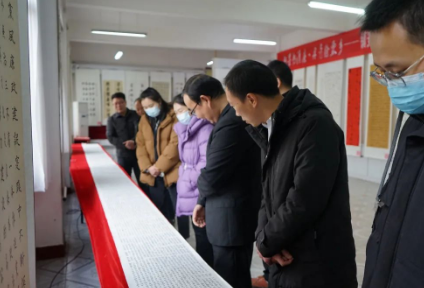 鎮(zhèn)安縣政務(wù)服務(wù)中心組織參觀“翰墨書清廉·丹青繪栗鄉(xiāng)”書畫作品展