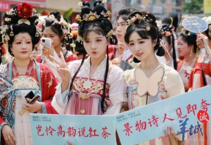 美翻啦！“國際茶日”，荔灣這里驚現(xiàn)漢服巡游！