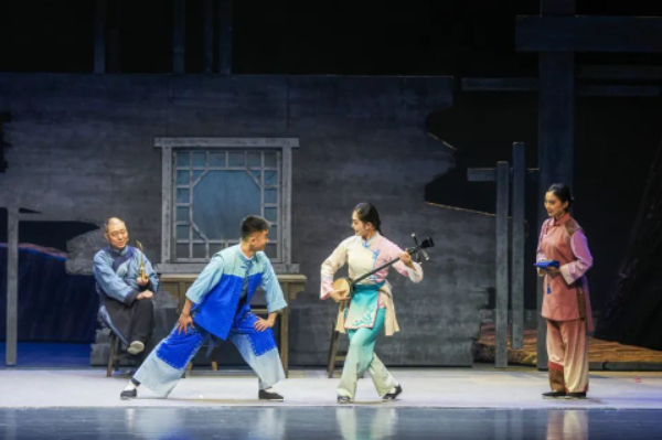 大型淮海戲《戲班子》成功首演！