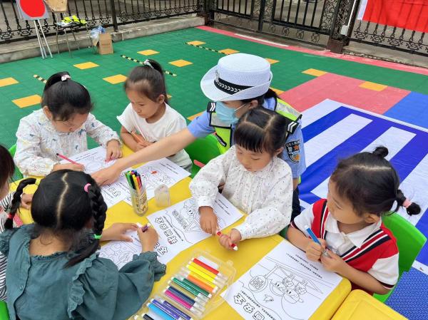 平山交警走進(jìn)轄區(qū)幼兒園開(kāi)展交通安全宣傳活動(dòng)