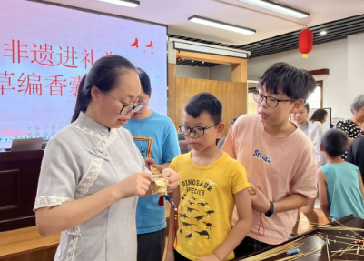 全民藝術(shù)普及 | 黃灣鎮(zhèn)大臨村開展草編香囊制作活動