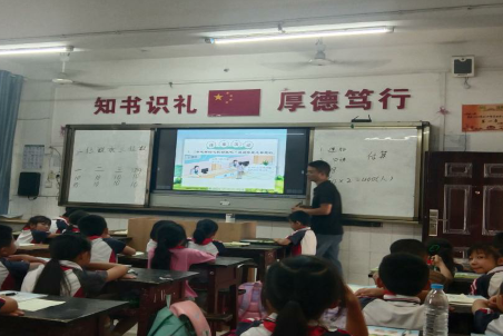 岳池南街小學(xué)舉行班子成員公開課活動