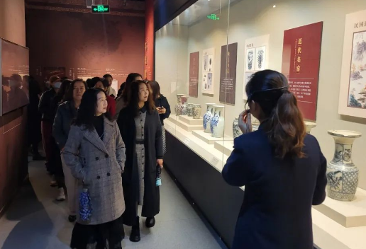 華亭市文化館秋季公益培訓(xùn)班學(xué)員來市博物館參觀學(xué)習(xí)