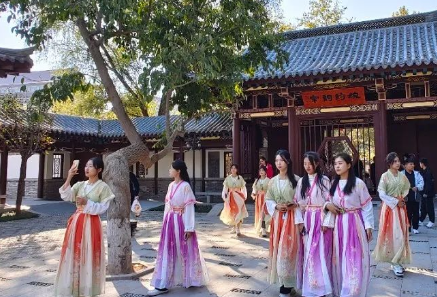 “漢服進景區(qū)”活動走進范公亭公園