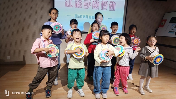 朝花今拾悅書房“民族團(tuán)結(jié)一家親·巧手繪畫民族情” 手工制作壯族手鼓活動(dòng)