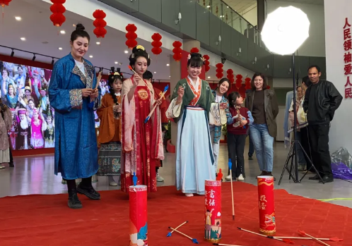 和田地區(qū)文化館舉辦“繁花彩霓·踏春而來(lái)”國(guó)風(fēng)主題活動(dòng)