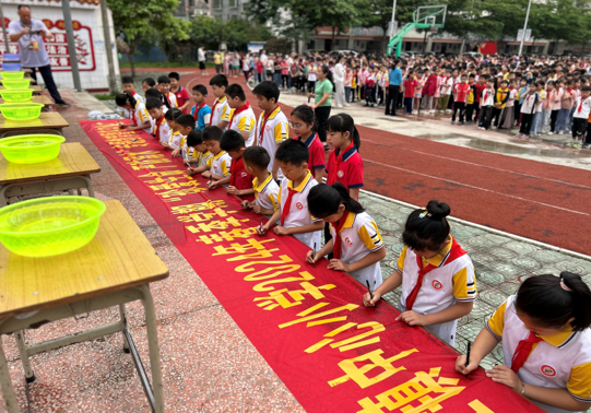 福旺鎮(zhèn)中心小學開展防溺水憋氣演練暨簽字儀式