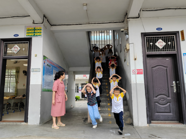 福旺鎮(zhèn)中心小學開展防震減災應急疏散演練活動