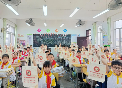 福旺鎮(zhèn)中心小學：學習小書袋，助學大作用