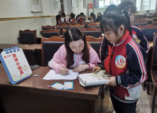 南街小學(xué)成功舉辦了一、二年級(jí)無(wú)紙筆測(cè)評(píng)活動(dòng)