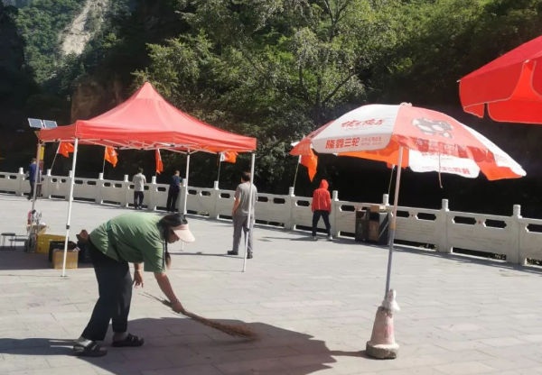 臘子口景區(qū)開展環(huán)境衛(wèi)生大整治行動