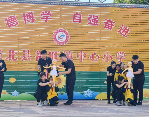 優(yōu)秀兒童木偶劇巡演活動走進浦北縣福旺鎮(zhèn)中心小學