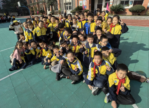 岳池縣南街小學(xué)校舉行二年級(jí)全員運(yùn)動(dòng)會(huì)